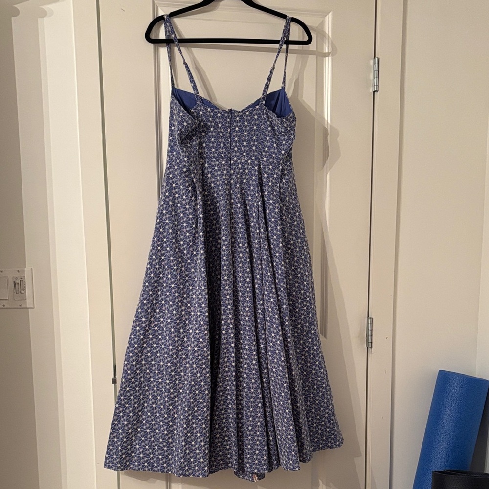 Chic Blue Patterned Midi Dress - Picture 4 of 5